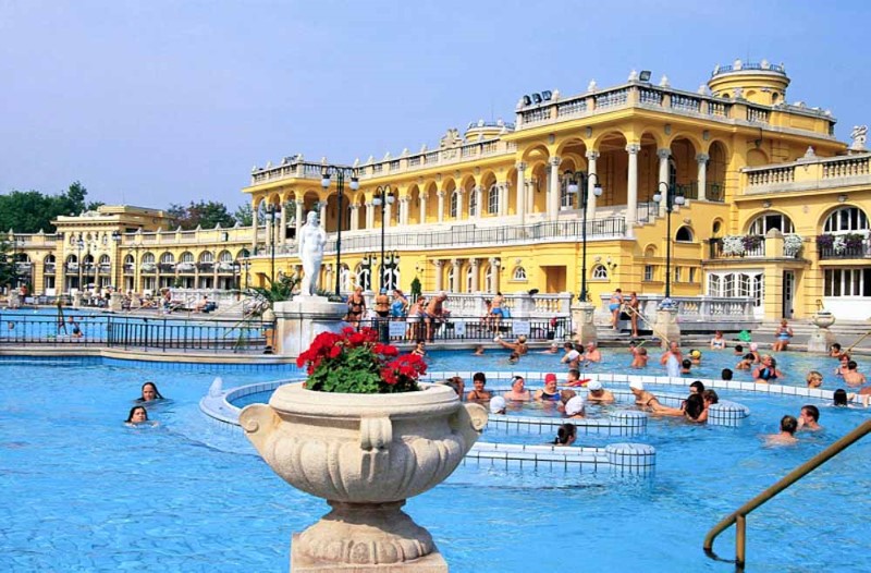 Descubre los mejores precios y consejos para visitar el balneario Széchenyi. Sumérgete en sus aguas termales y relájate como nunca antes. Texto 2: Ahorra en tu entrada al balneario Széchenyi con nuestros consejos y precios especiales. Disfruta de un día de spa en Budapest como nunca antes. Texto 3: Prepárate para visitar el balneario Széchenyi y disfruta de sus aguas termales al mejor precio. Descubre nuestros consejos para sacarle el máximo partido.