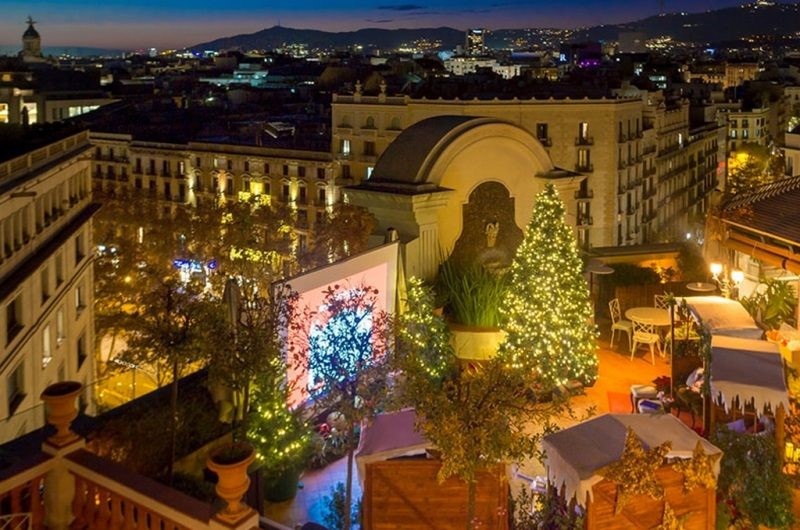 Descubre la magia de Barcelona durante la navidad. Vive la experiencia única de la ciudad en estas fiestas. Texto 2: Barcelona en navidad es un espectáculo de luces