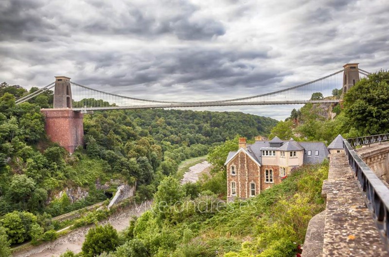Descubre la historia y el encanto de la vibrante ciudad de Bristol. Texto 2: Explora los rincones más fascinantes de la ciudad de Bristol