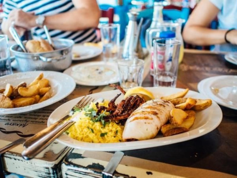 "Descubre dónde comer bien y a precios asequibles en A Coruña con nuestras recomendaciones gastronómicas." Texto 2: "No te pierdas los mejores lugares para disfrutar de una comida deliciosa y económica en A Coruña." Texto 3: "Si estás buscando opciones para comer bien y sin gastar mucho en A Coruña