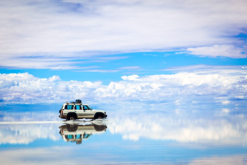 Descubre cómo ir al Salar de Uyuni con las mejores excursiones en Bolivia. Vive una experiencia única en este paisaje surrealista. Texto 2: ¿Quieres explorar el Salar de Uyuni? Tenemos las mejores opciones de excursiones en Bolivia para llevarte a este increíble lugar. ¡Reserva ahora! Texto 3: No te pierdas la oportunidad de visitar el Salar de Uyuni. Con nuestras excursiones en Bolivia podrás descubrir su belleza natural de forma segura y divertida.