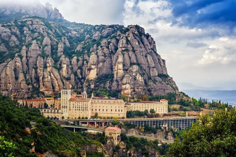 "Descubre la mejor forma de llegar de Barcelona a Montserrat y disfruta de un paisaje espectacular en tu viaje." Texto 2: "¿Quieres saber cómo ir de Barcelona a Montserrat de manera rápida y económica? Te contamos todos los detalles aquí." Texto 3: "¿Buscas una experiencia única en tu viaje de Barcelona a Montserrat? Descubre las distintas opciones de transporte para disfrutar del camino."