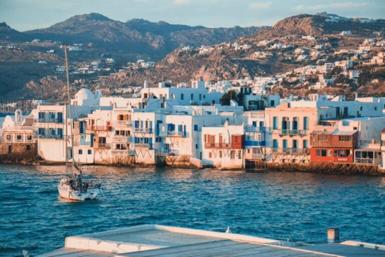 Descubre cómo llegar de Mykonos a Santorini en ferry o avión con nuestras opciones de transporte. Planifica tu viaje hoy mismo.