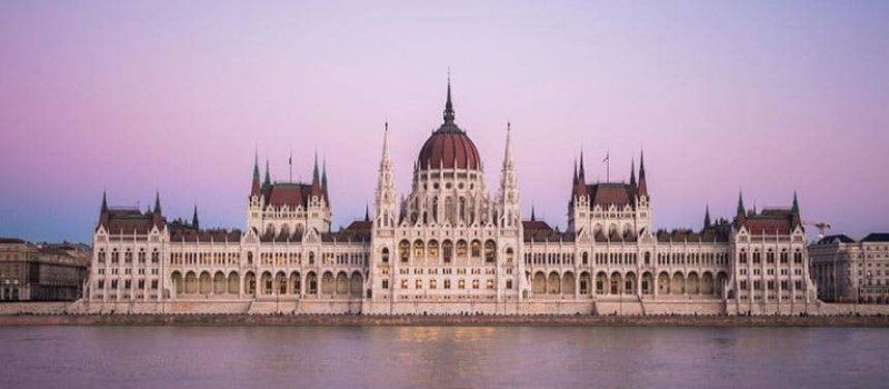 Descubre las opciones de transporte para saber cómo ir de Viena a Budapest: trenes y autobuses te llevan de una ciudad a otra en poco tiempo. ¡Reserva ahora! Texto 2: ¿Quieres viajar de Viena a Budapest? Elige la mejor opción de transporte según tus necesidades: tren o autobús. ¡Consulta precios y horarios hoy mismo! Texto 3: Si te preguntas cómo ir de Viena a Budapest