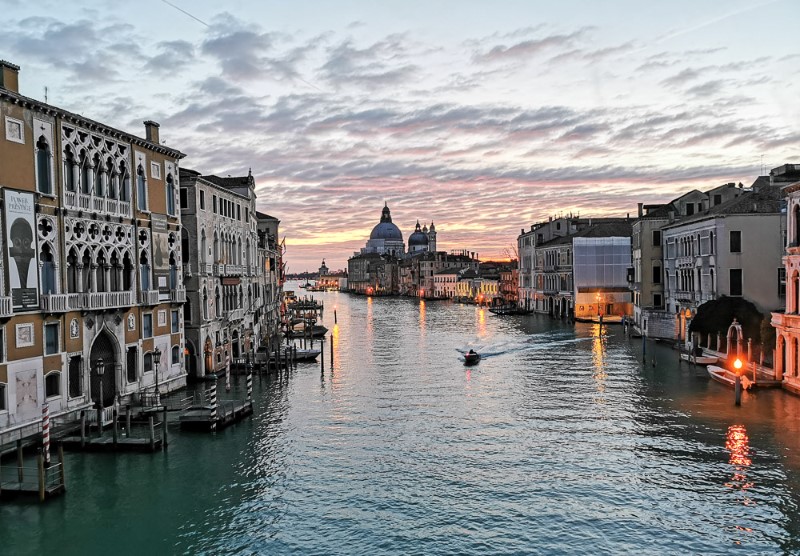 Descubre la mejor manera de llegar al centro de Venecia desde el aeropuerto. Encuentra cómo ir del aeropuerto de Venecia al centro de la ciudad de manera fácil y económica.
