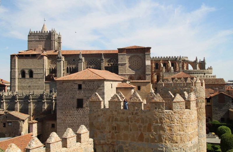 Descubre cómo llegar a Ávila desde Madrid de forma fácil y rápida. Conoce las mejores opciones de transporte para tu viaje. ¡No te lo pierdas!