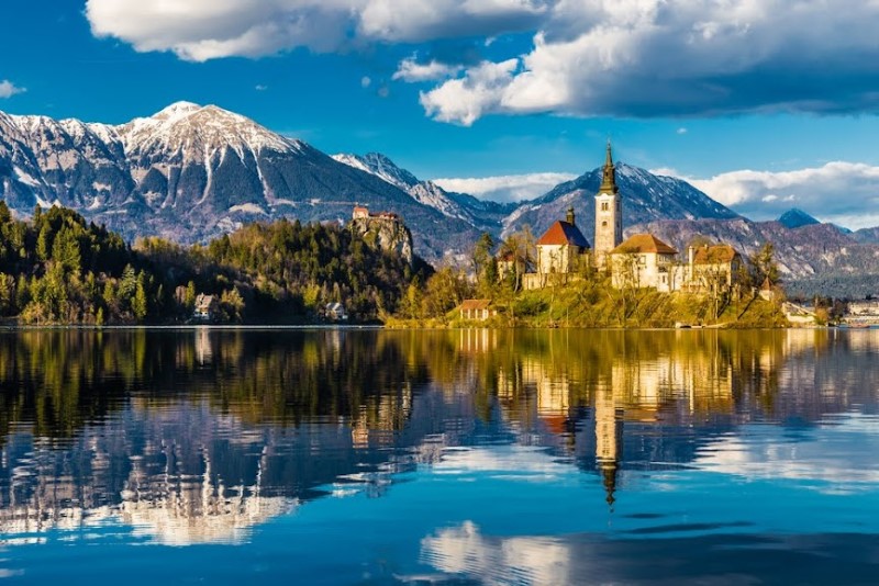 Descubre cómo llegar al Lago de Bled desde Liubliana en solo unos minutos. Texto 2: Si buscas información sobre cómo llegar al hermoso Lago de Bled desde Liubliana